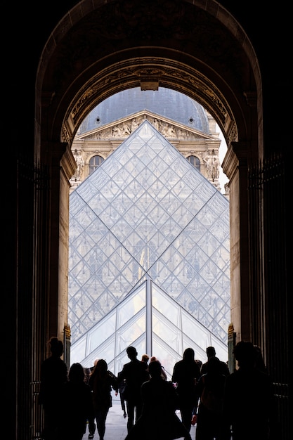 Persone alle porte del museo del Louvre