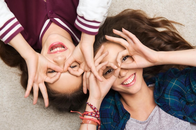 persone, amici, adolescenti e concetto di amicizia - sorridenti belle ragazze adolescenti che si divertono e fanno facce