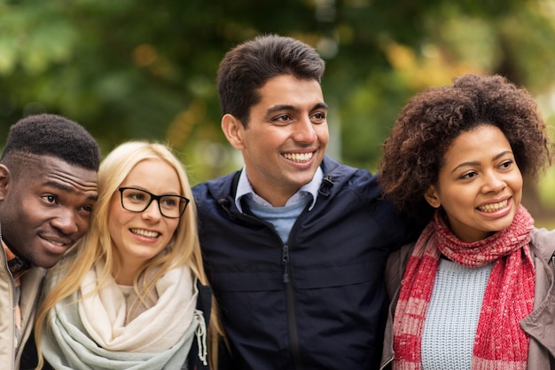 persone, amicizia e concetto internazionale - gruppo di amici felici all'aperto