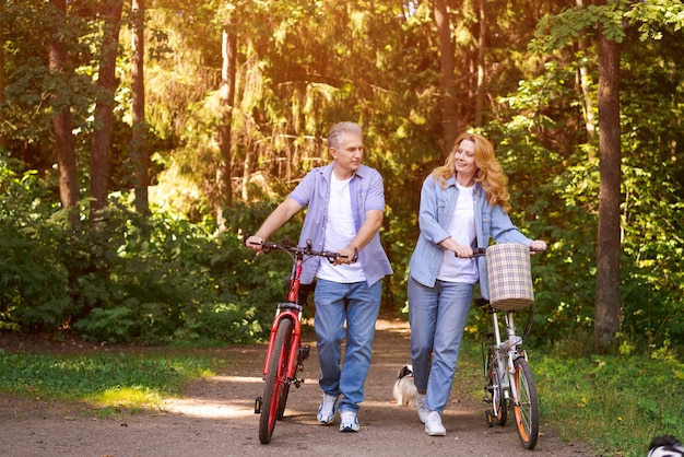 Persone anziane attive e concetto di stile di vita felice coppia senior a cavallo