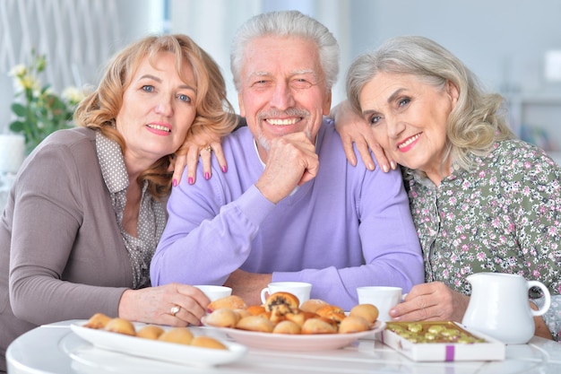 Persone anziane che fanno colazione