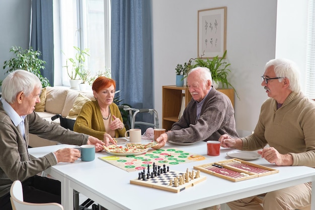 Persone anziane che fanno uno spuntino durante il gioco