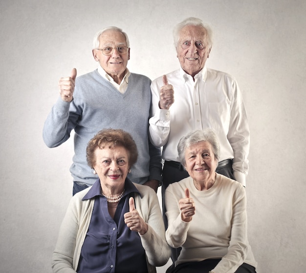 Persone anziane che mostrano i pollici