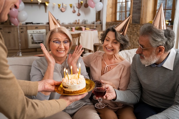 Persone anziane che si divertono alla festa