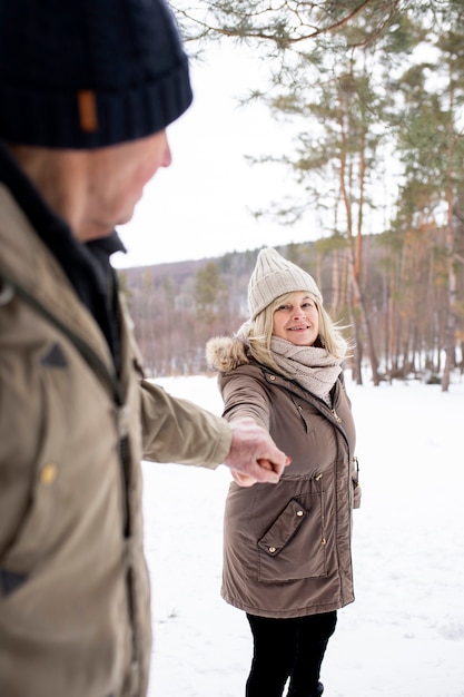 Persone anziane che si tengono per mano orario invernale