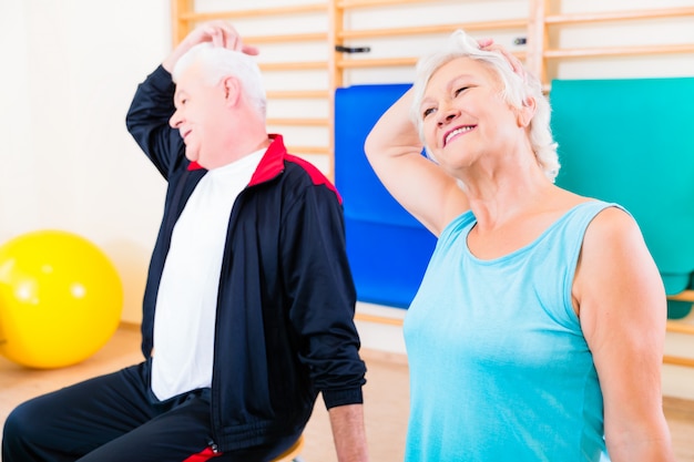 Persone anziane in esercizio di fitness