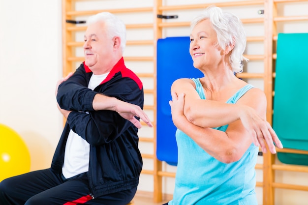 Persone anziane in esercizio di fitness