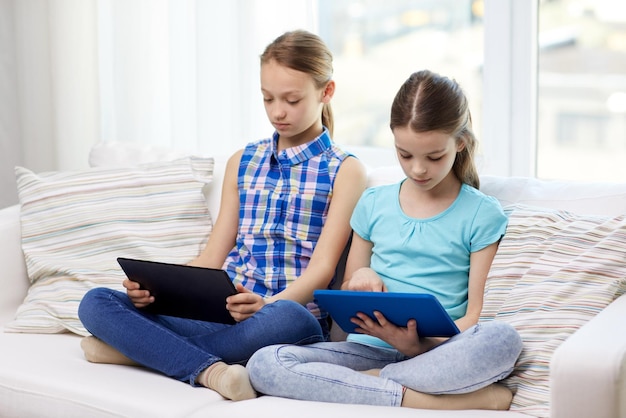 persone, bambini, tecnologia, amici e concetto di amicizia - ragazze che cercano di computer tablet pc a casa