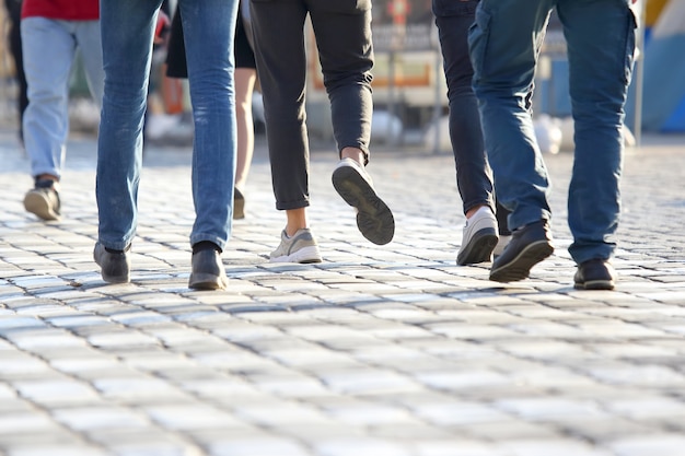 Persone che attraversano la strada a un passaggio pedonale