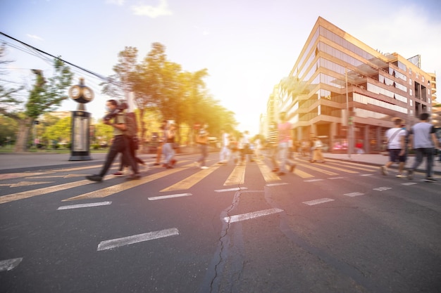 Persone che attraversano la strada