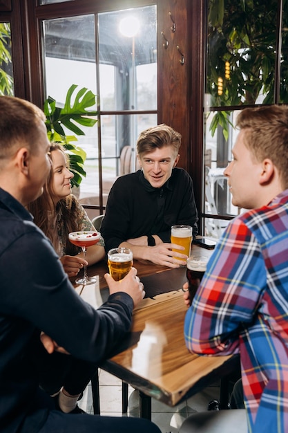 Persone che bevono birra in un pub