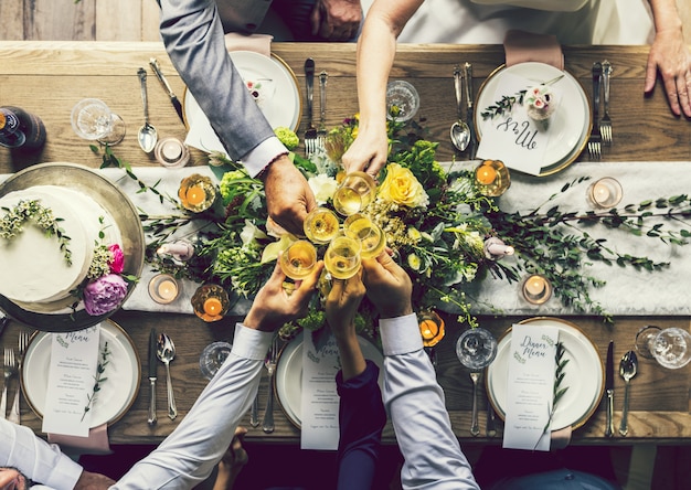 Persone che brindano a una festa di matrimonio