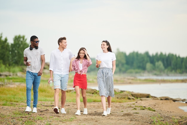 Persone che camminano all'aperto