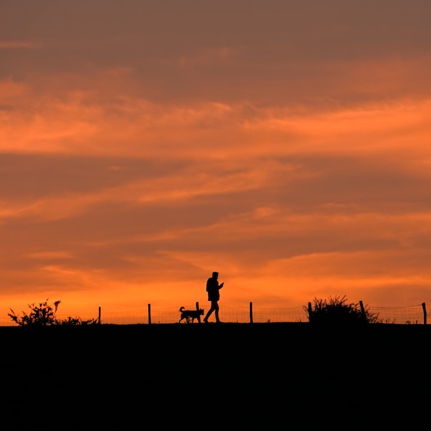 Persone che camminano in campagna con un bel tramonto