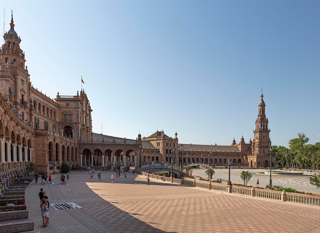 Persone che camminano in Plaza de Espana a Siviglia Andalusia Spagna