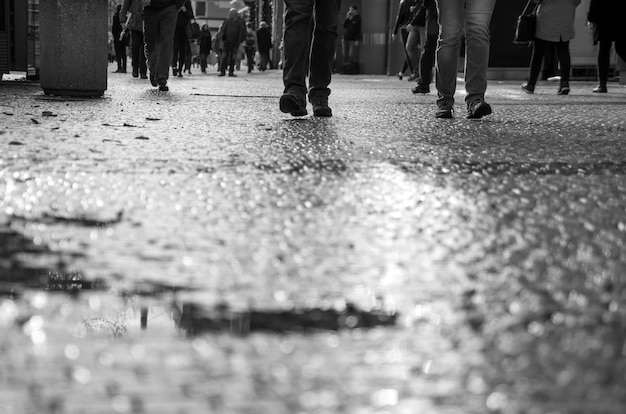 Persone che camminano in una strada della città