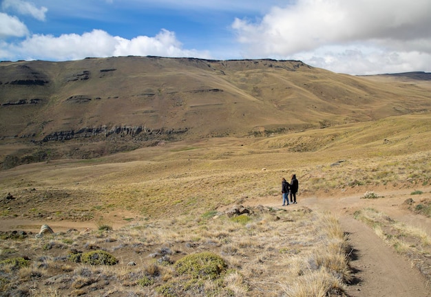 Persone che camminano nel deserto della Patagonia in Argentina