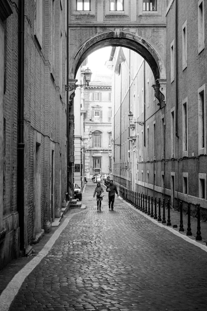 Persone che camminano nell'edificio