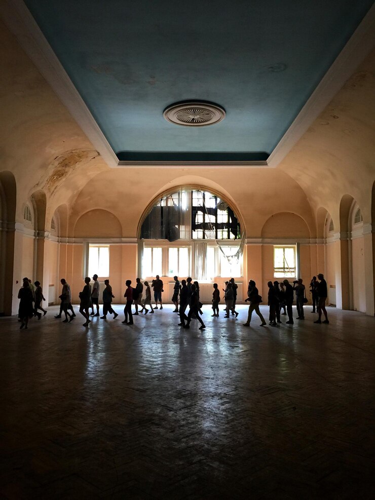 Foto persone che camminano nell'edificio