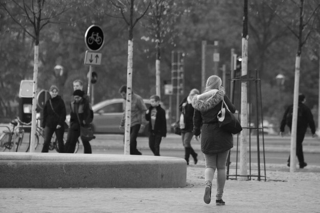 Persone che camminano sul sentiero in città