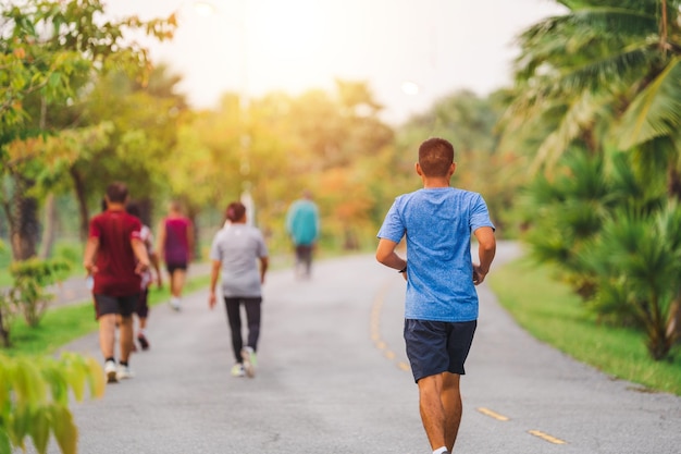 Persone che corrono nel parco cittadino