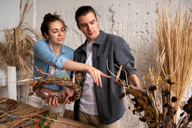 Persone che costruiscono la propria disposizione essiccata