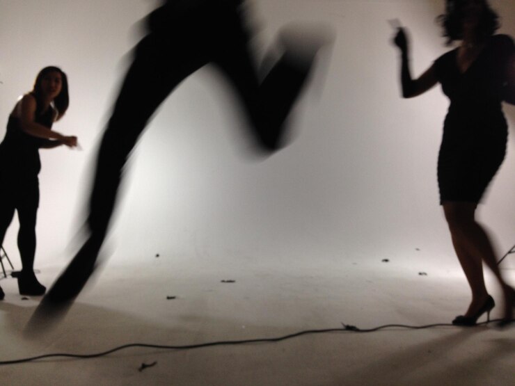 Foto persone che creano un servizio fotografico attivo in uno studio