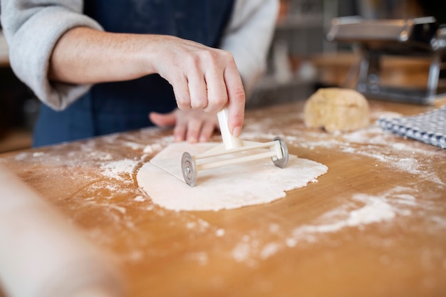 Persone che cucinano e si godono il cibo