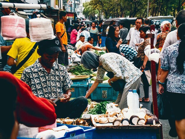 Persone che fanno acquisti al mercato di strada in città