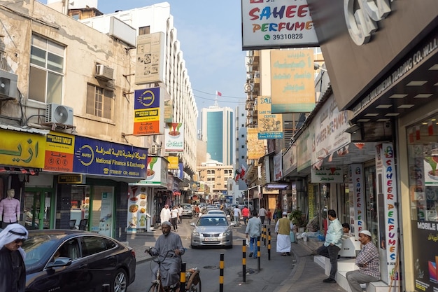 Persone che fanno acquisti al tradizionale mercato arabo di Manama Souq, Manama Bahrain