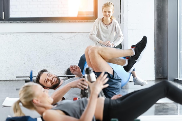 Persone che fanno ginnastica in palestra