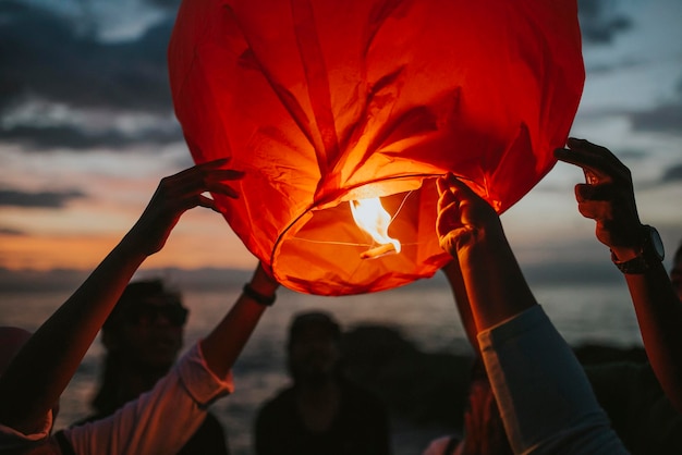 Persone che festeggiano l'accensione di lanterne