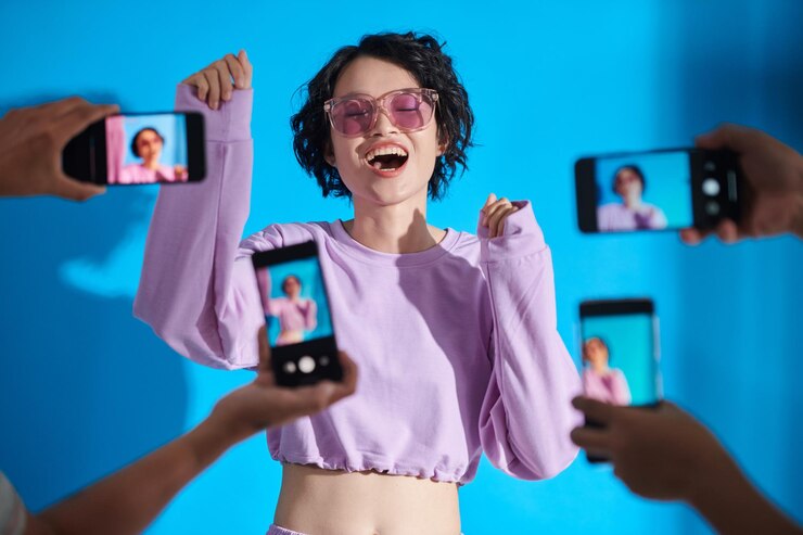 Foto persone che fotografano la ragazza che canta