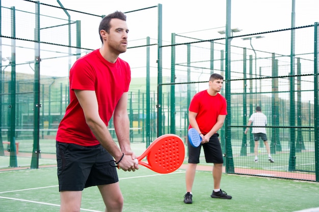 Persone che giocano a padel tennis, noto anche come paddle tennis