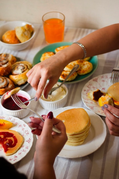 Persone che godono la colazione al tavolo