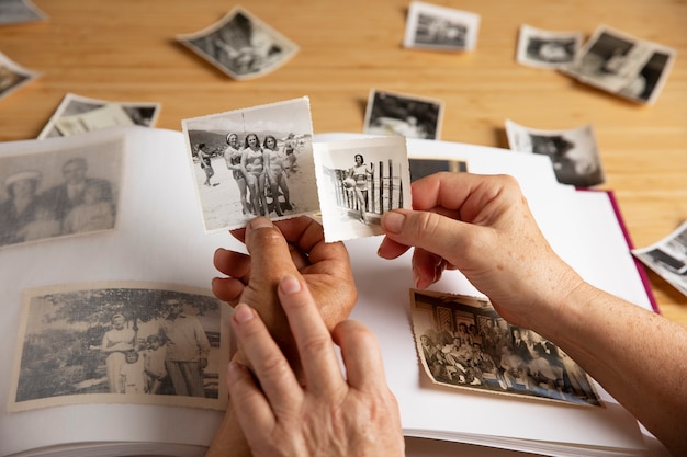 Persone che guardano oltre l'album delle foto