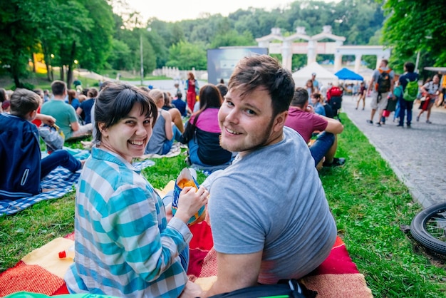 persone che guardano un film in un cinema all'aperto nel parco della città