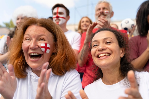 Persone che guardano una partita di calcio