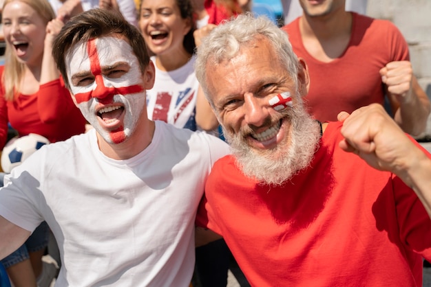 Persone che guardano una partita di calcio