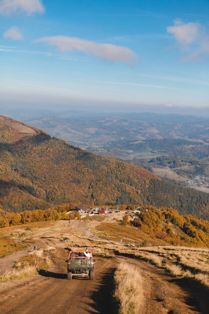 Persone che guidano auto suv in cima alla montagna