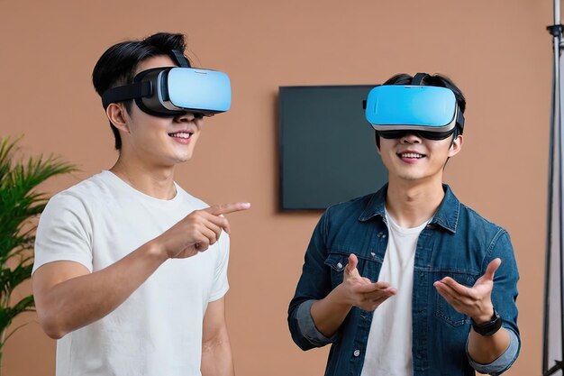 persone che indossano cuffie VR per progettare a mano da una stanza vuota a mobili costruiti mostrano ai generati