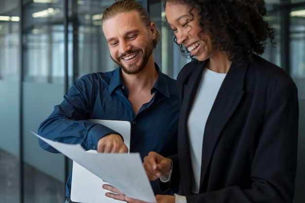 Persone che interagiscono in ufficio durante la giornata di lavoro