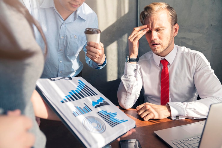Foto persone che lavorano a tavola