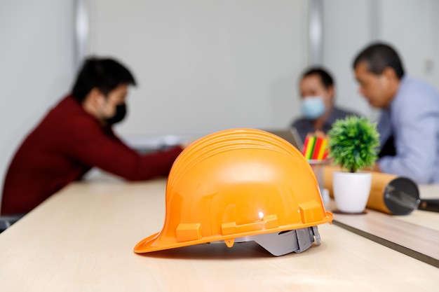 Persone che lavorano a tavola