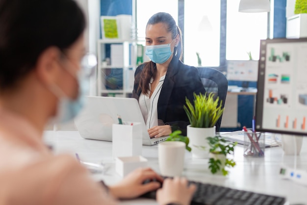 Persone che lavorano a tavola