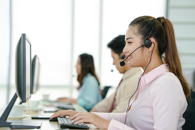 Persone che lavorano a tavola