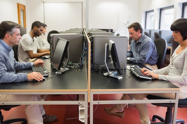 Persone che lavorano al computer