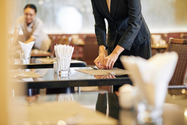 Persone che lavorano al ristorante