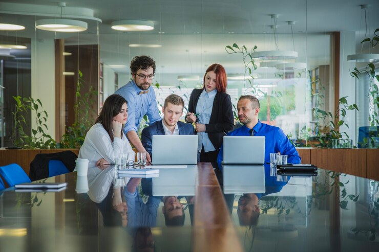 Foto persone che lavorano con i computer