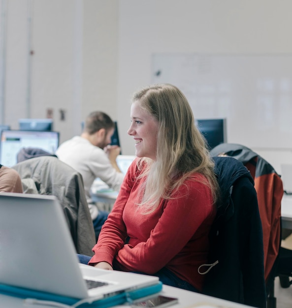 Persone che lavorano in ufficio